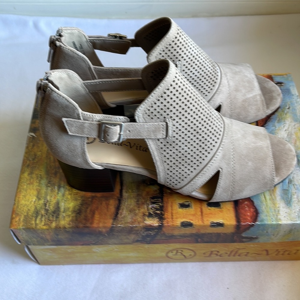 Bella Vita Women’s ILLIANA Almond Block Heel Sandals Size 8M. Brand New in box. - Picture 3 of 6